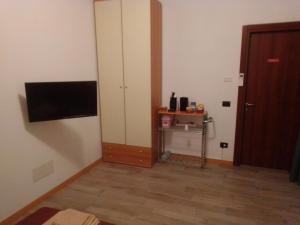 a room with a flat screen tv and a door at Al terminal in Somma Lombardo