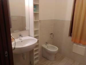 un bagno con lavandino e WC di Al terminal a Somma Lombardo