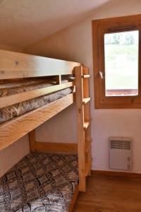 Двухъярусная кровать или двухъярусные кровати в номере Chalet Le Grand Cap
