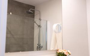 Un baño con ducha con puerta de cristal. en City Center Palma, en Palma de Mallorca