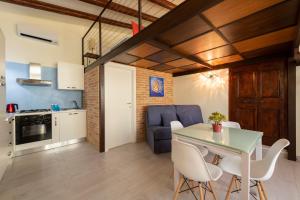 - une cuisine et une salle à manger avec une table et des chaises dans l'établissement Agriturismo Monte Cologna, à Foligno