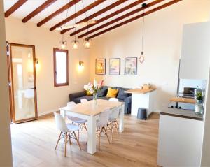 eine Küche und ein Wohnzimmer mit einem Tisch und Stühlen in der Unterkunft City Center Palma in Palma de Mallorca