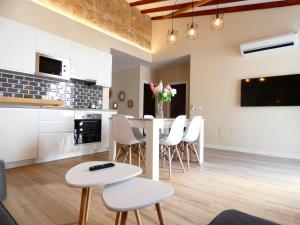 Una cocina y una sala de estar con mesa y sillas. en City Center Palma, en Palma de Mallorca 22 fotos más