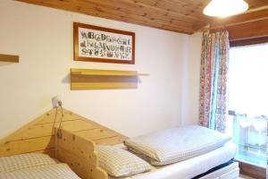 sypialnia z 2 łóżkami w pokoju w obiekcie Cesa DOLOMITI w mieście Rocca Pietore