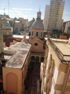 una vista aérea de una ciudad con edificios en Departamento Ripozi Centro en Córdoba