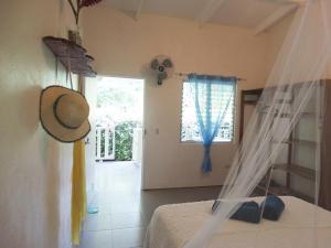 Schlafzimmer mit einem Bett und einem Fenster in der Unterkunft Playa Grande Lodge & Tree House in Cahuita