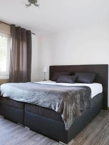ein Schlafzimmer mit einem großen Bett in einem Zimmer in der Unterkunft Luxury Central Apartment in Saint-Louis