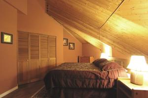 um quarto com uma cama e um tecto de madeira em Rainbow Suites by Whistler Retreats em Whistler