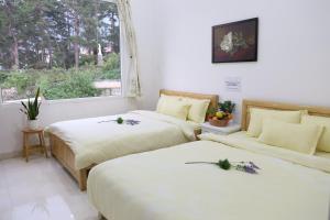 Postel nebo postele na pokoji v ubytování Strawberry Hotel Dalat