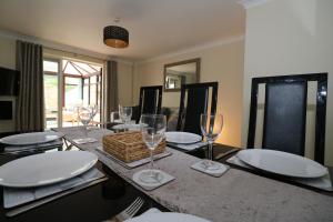 Ein Restaurant oder anderes Speiselokal in der Unterkunft Peartree Cottage - Derby 