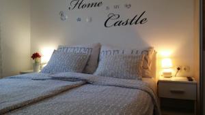 une chambre avec un lit et un panneau indiquant que la maison est mon château dans l'établissement Apartment Marina, à Vinkovci