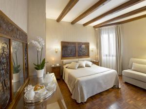 1 dormitorio con cama blanca y sofá en Hotel Campiello, en Venecia