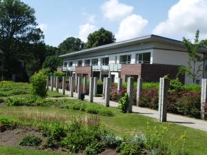 ein Gebäude mit einem Garten davor in der Unterkunft Christian Jensen Kolleg und Gästehäuser in Breklum