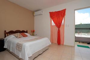 a bedroom with a bed and a large window at Casa de Ana - Habitación privada in Cancún