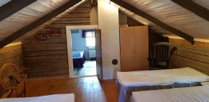 Cette chambre mansardée comprend 2 lits et une porte. dans l'établissement 1800-tals torp i landsbygd nära till allt, à Värnamo