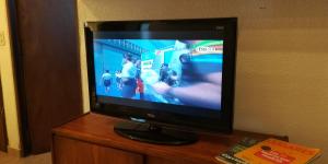 a flat screen tv sitting on top of a wooden table at Departamento Villa Gesell Norte sobre Playa y 310 Vista al Mar in Villa Gesell