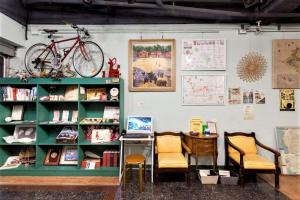 台南的住宿－東寧文旅，一间房间,配有书桌,墙上挂着自行车