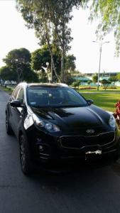 un coche negro aparcado en una calle al lado de un parque en CASA LOPEZ, en Lima