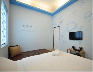 Vuode tai vuoteita majoituspaikassa Divewhale Homestay