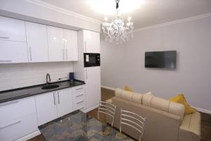 Η κουζίνα ή μικρή κουζίνα στο Luxury 2 bedrooms apartment walking distance from Gur-Emir