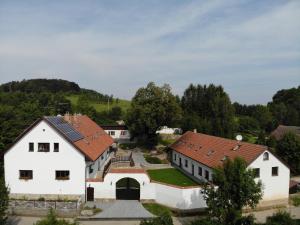 z góry widok na wioskę z białymi budynkami w obiekcie Statek Český Dvůr w mieście Postupice