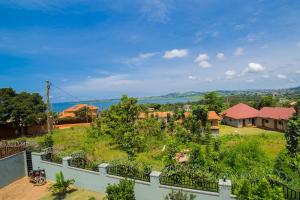 Aussicht vom Balkon eines Hauses in der Unterkunft Greens Guest Homes in Mutungo