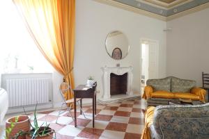 - un salon avec un canapé et une cheminée dans l'établissement Rosita Luxury Apartments, à Apricena
