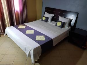 Een bed of bedden in een kamer bij Salama Hôtel Majunga