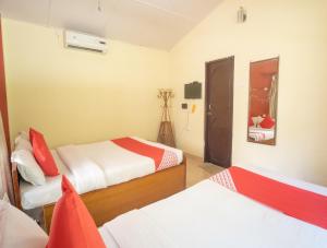 Chitwan Riverside Resort客房内的一张或多张床位