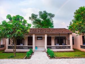 Chitwan Riverside Resort外面的花园