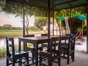 Chitwan Riverside Resort的庭院或其他户外区域