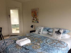 ein Schlafzimmer mit einem großen Bett mit Handtüchern darauf in der Unterkunft Forrest River Valley- Blue Wren Studio in Forrest