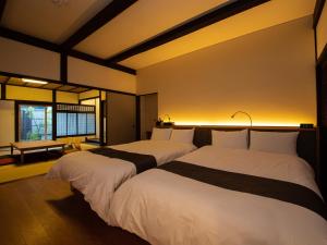 Uma cama ou camas num quarto em 内子の宿 織