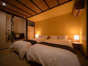 Uma cama ou camas num quarto em 内子の宿 織