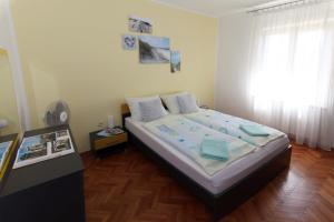Apartman Branka房間的床