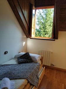 1 dormitorio con cama y ventana grande en Casa Estrac, en Villanova