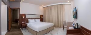 Postel nebo postele na pokoji v ubytování Muscat Gate Hotel