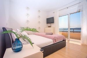Posteľ alebo postele v izbe v ubytovaní Villa Paula with 7 bedrooms, heated 36sqm private pool, Jacuzzi, Gym and sea views + 37 fotografií