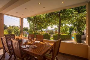 Vonkajšia záhrada v ubytovaní Villa Paula with 7 bedrooms, heated 36sqm private pool, Jacuzzi, Gym and sea views