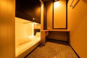 A bed or beds in a room at global cabin Yokohama Chukagai