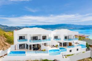 une maison blanche avec des balcons bleus et l'océan dans l'établissement 2 Bedroom Seaview Villa Plai Laem B1 SDV203-By Samui Dream Villas, à Choeng Mon Beach
