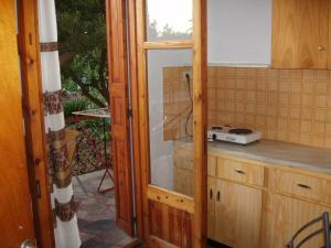 eine Küche mit einem Fenster und einer Arbeitsplatte in der Unterkunft Eleni Studios & Apartments in Mythimna
