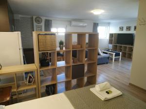 Zeus Studio on Palamidi foothills في نافبليو: غرفة معيشة مع رفوف خشبية وغرفة معيشة