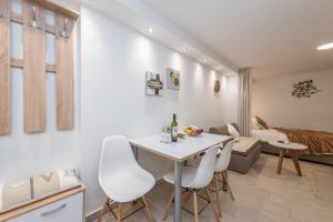Posedenie v ubytovaní Apartments Luky