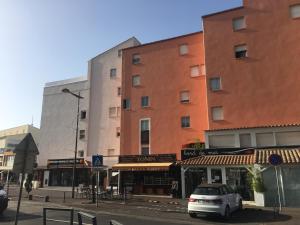 een auto geparkeerd voor een gebouw bij Studio 4 couchages Port Du Cap d'Agde in Cap d'Agde