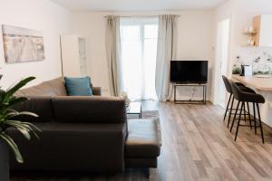 ein Wohnzimmer mit einem Sofa und einem Tisch in der Unterkunft Brehm Living in Kandel