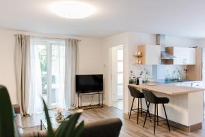 uma cozinha e sala de estar com mesa e cadeiras em Brehm Living em Kandel