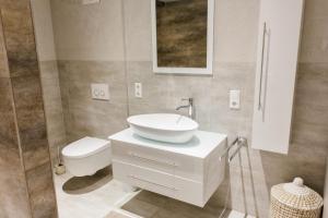 un baño con lavabo e inodoro en Brehm Living, en Kandel 14 fotos más