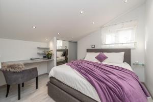 1 dormitorio con 1 cama grande y escritorio en Apartments Luky, en Zadar