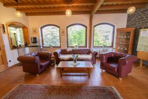 a living room with couches and a coffee table at Hotel Laufelder Hof in Laufeld